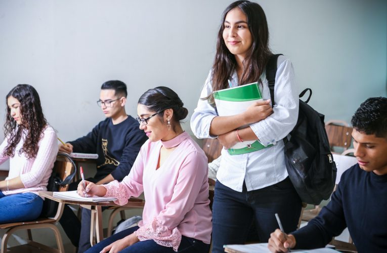 Era AI di Sekolah: Panduan bagi Orang Tua dan Strategi Pendidik Menghadapi Krisis Berpikir Kritis