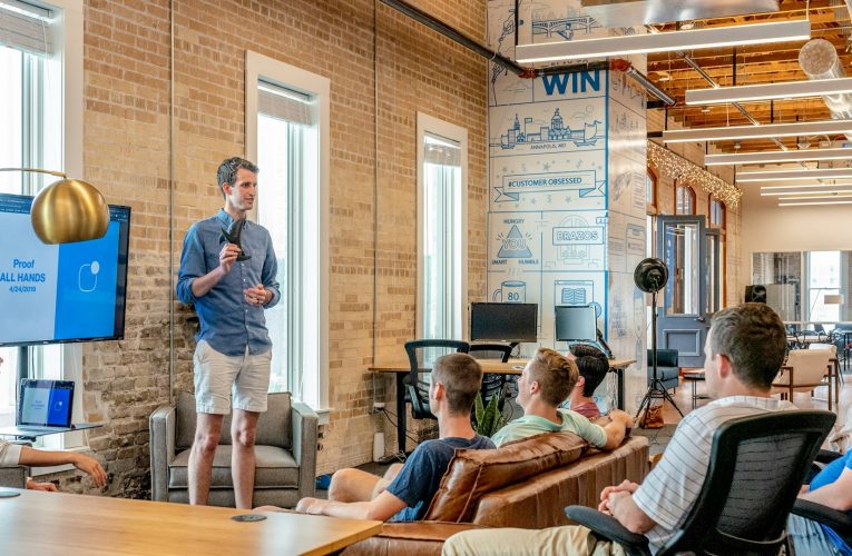 Revolusi Ganda Kecerdasan Buatan: Guru Bahasa yang Sabar dan Mimpi Buruk Deteksi Plagiarisme